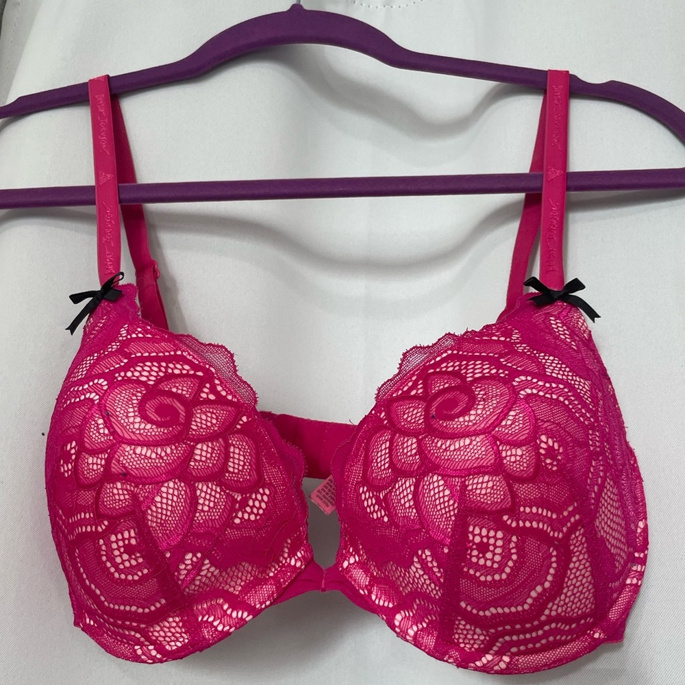 Pink flowery bra 🌸